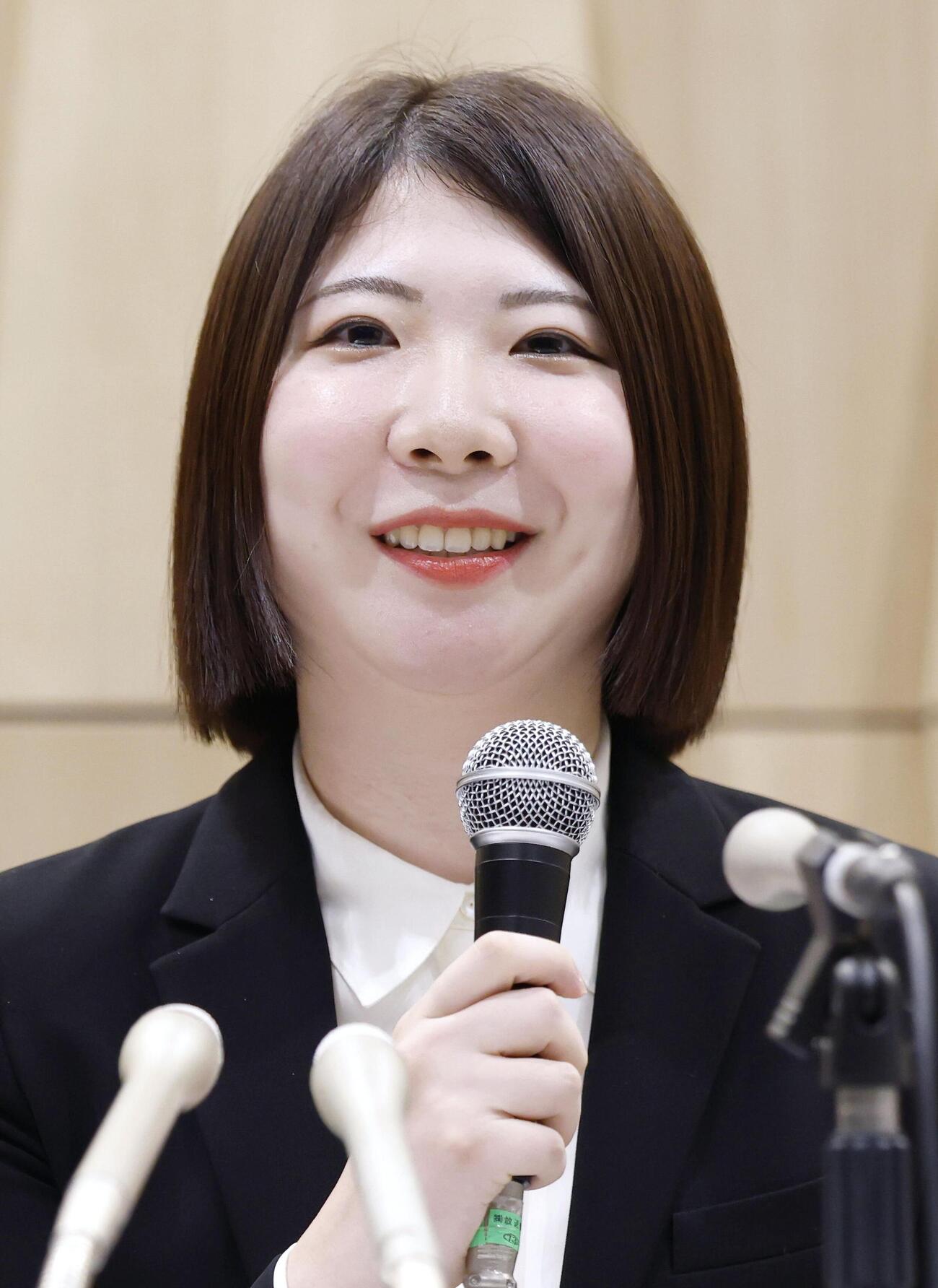 記者会見する西山朋佳白玲（共同）