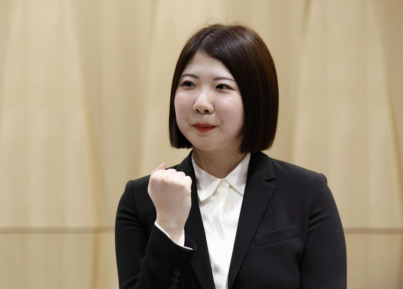 記者会見でポーズをとる西山朋佳白玲（共同）