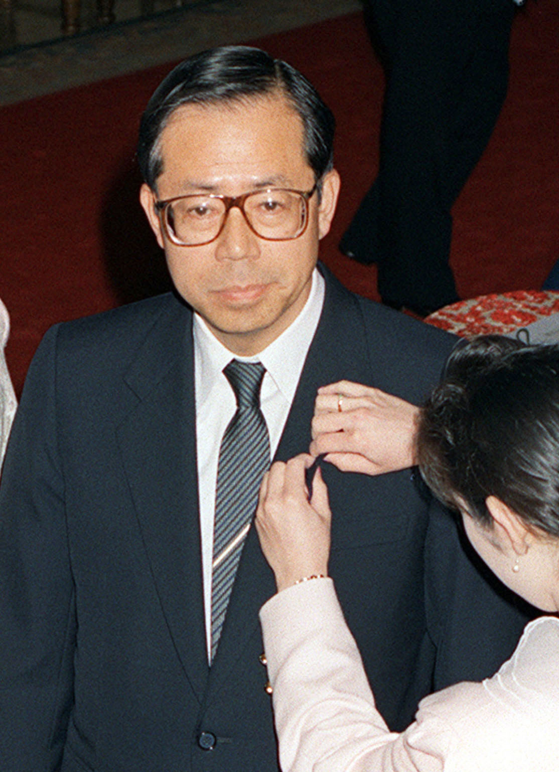 衆院議員として初登院し、議員バッジを着けてもらう福田康夫さん＝1990年2月、国会(共同)