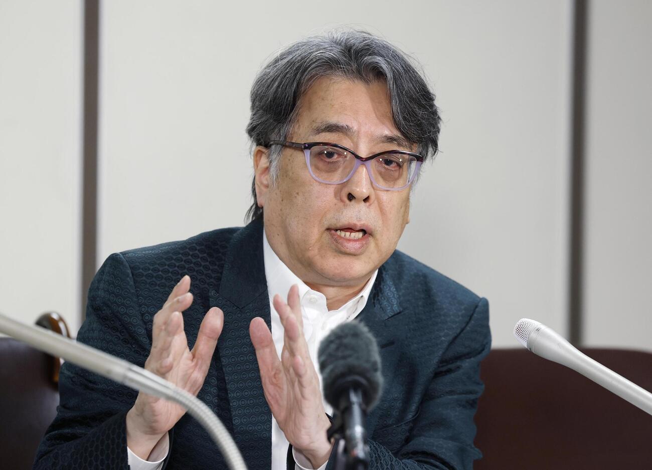 記者会見する小林よしのりさん＝26日午前、東京・霞が関の司法記者クラブ（共同）