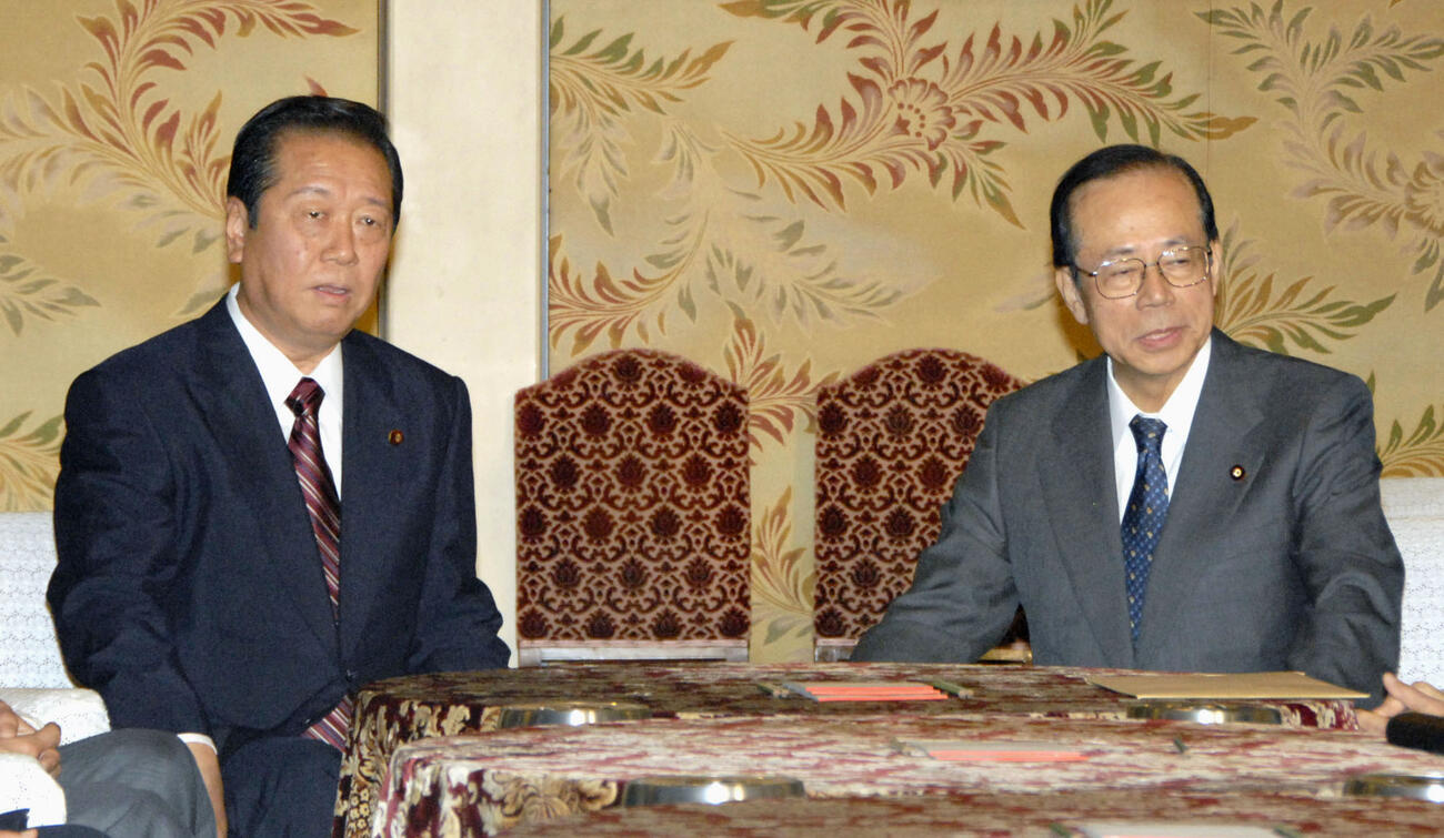 民主党の小沢一郎代表（左）との党首会談に臨む福田康夫首相＝2007年11月、国会(共同)