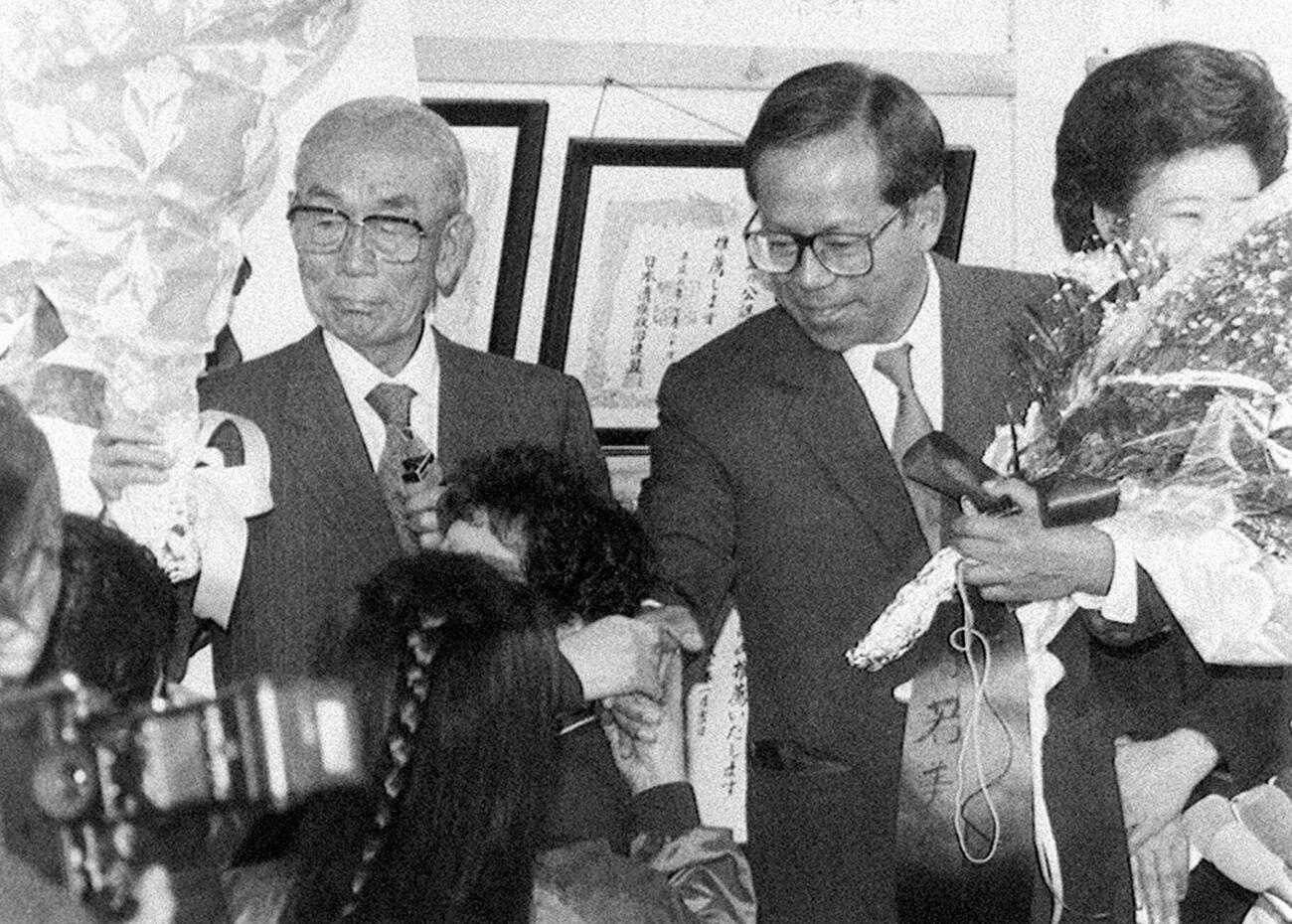 衆院選で初当選した福田康夫さん。左は父親の福田赳夫元首相＝1990年2月、群馬県高崎市