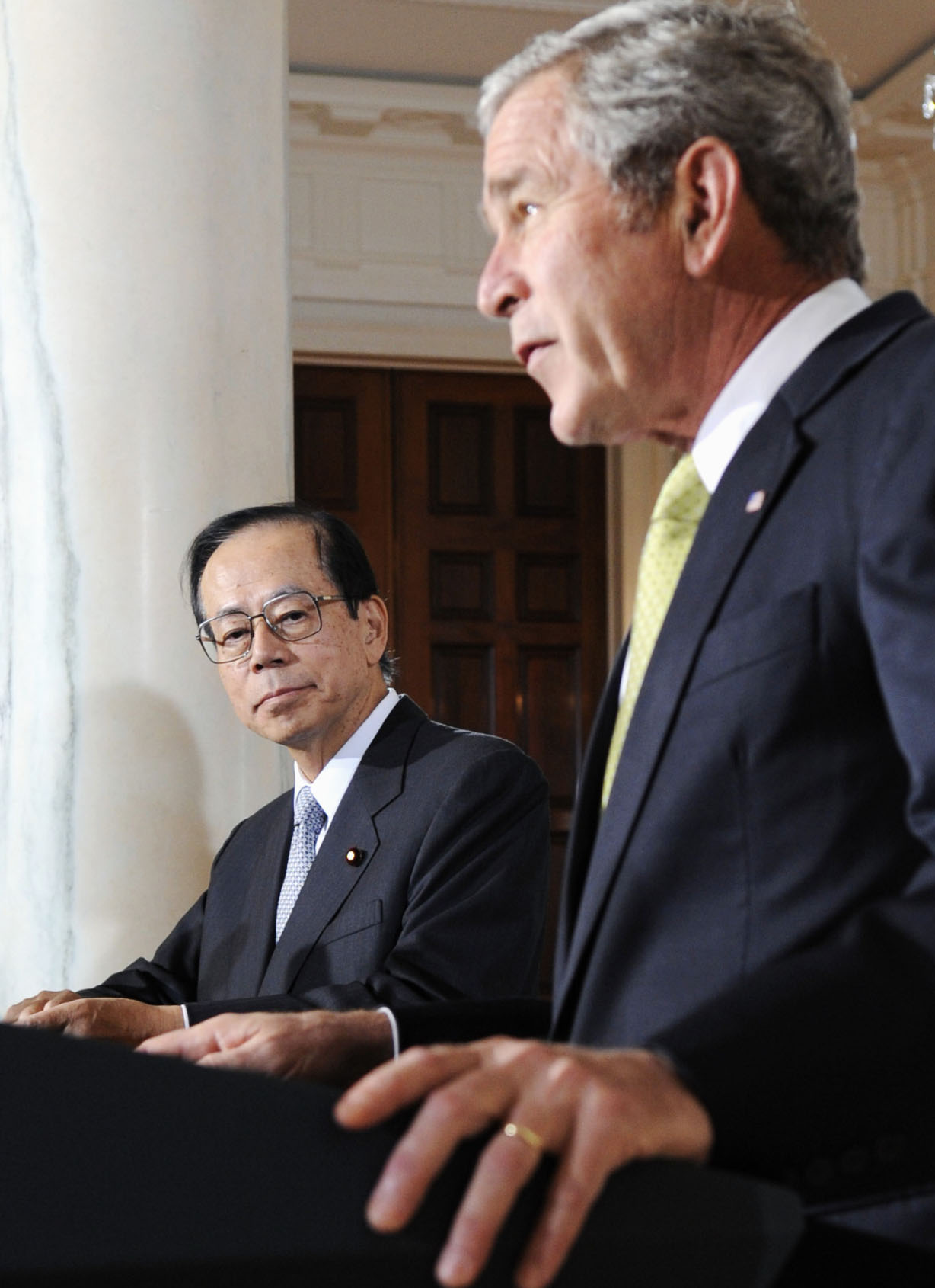 日米首脳会談を終え、記者会見するブッシュ（子）米大統領（手前）と福田康夫首相＝2007年11月、ワシントンのホワイトハウス（共同）