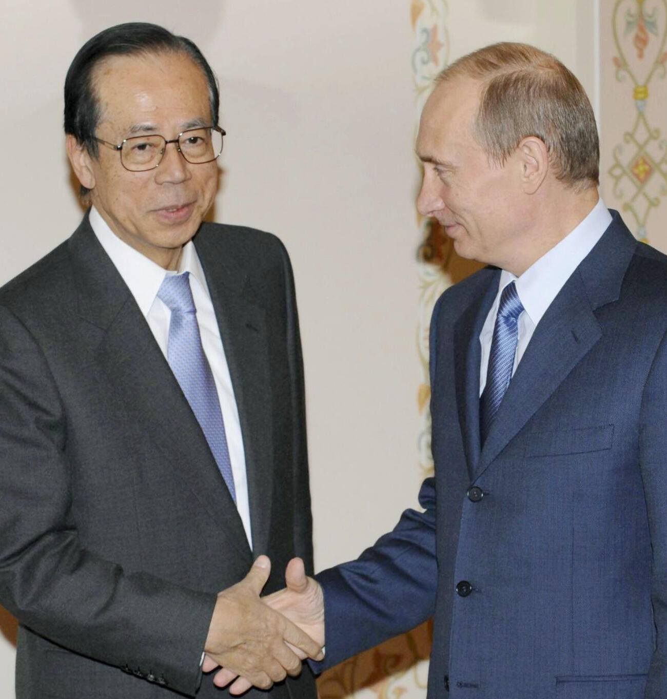 日ロ首脳会談を前にプーチン大統領（右）と握手する福田康夫首相＝2008年4月、モスクワ郊外の大統領公邸（共同）