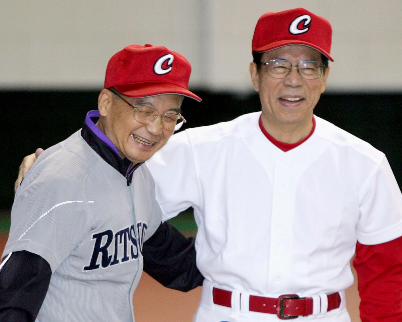 中国の温家宝首相（左）とのキャッチボールを終え、笑顔を見せる福田康夫首相＝2007年12月、北京の釣魚台迎賓館（共同）