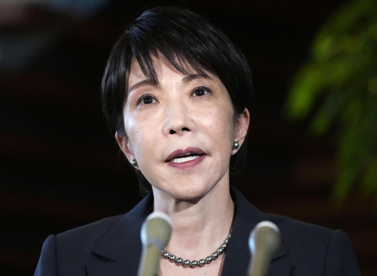 福田康夫元首相の死去について、記者団の取材に応じる高市首相＝26日午後、首相官邸