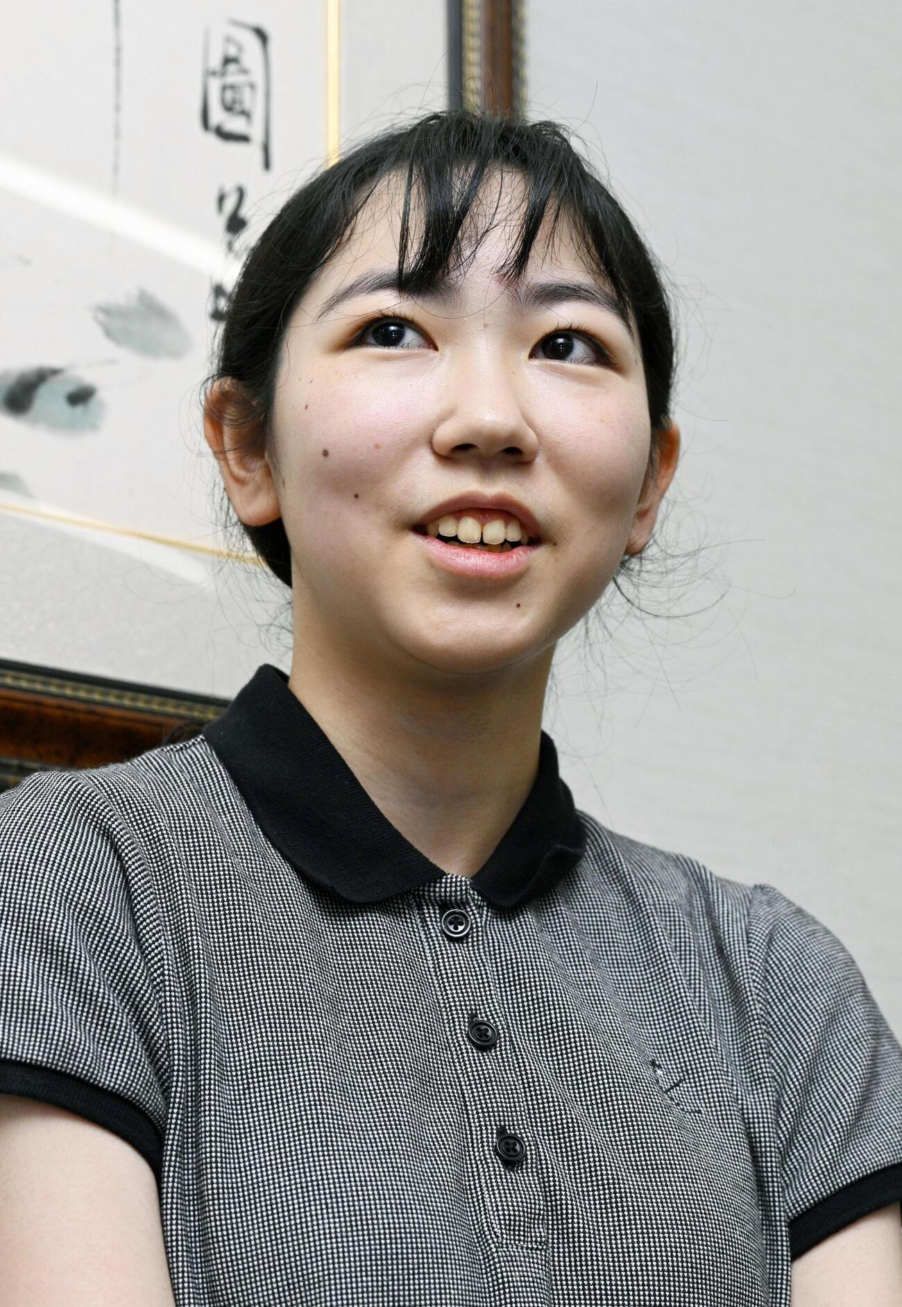 囲碁の第51期新人王戦で最年少優勝し、笑顔で取材に応じる柳原咲輝二段（共同）