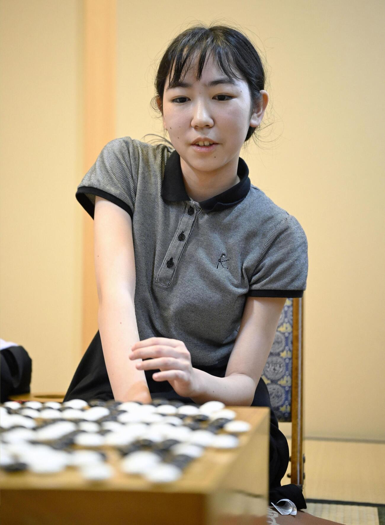 囲碁の第51期新人王戦で最年少優勝を果たした柳原咲輝二段（共同）