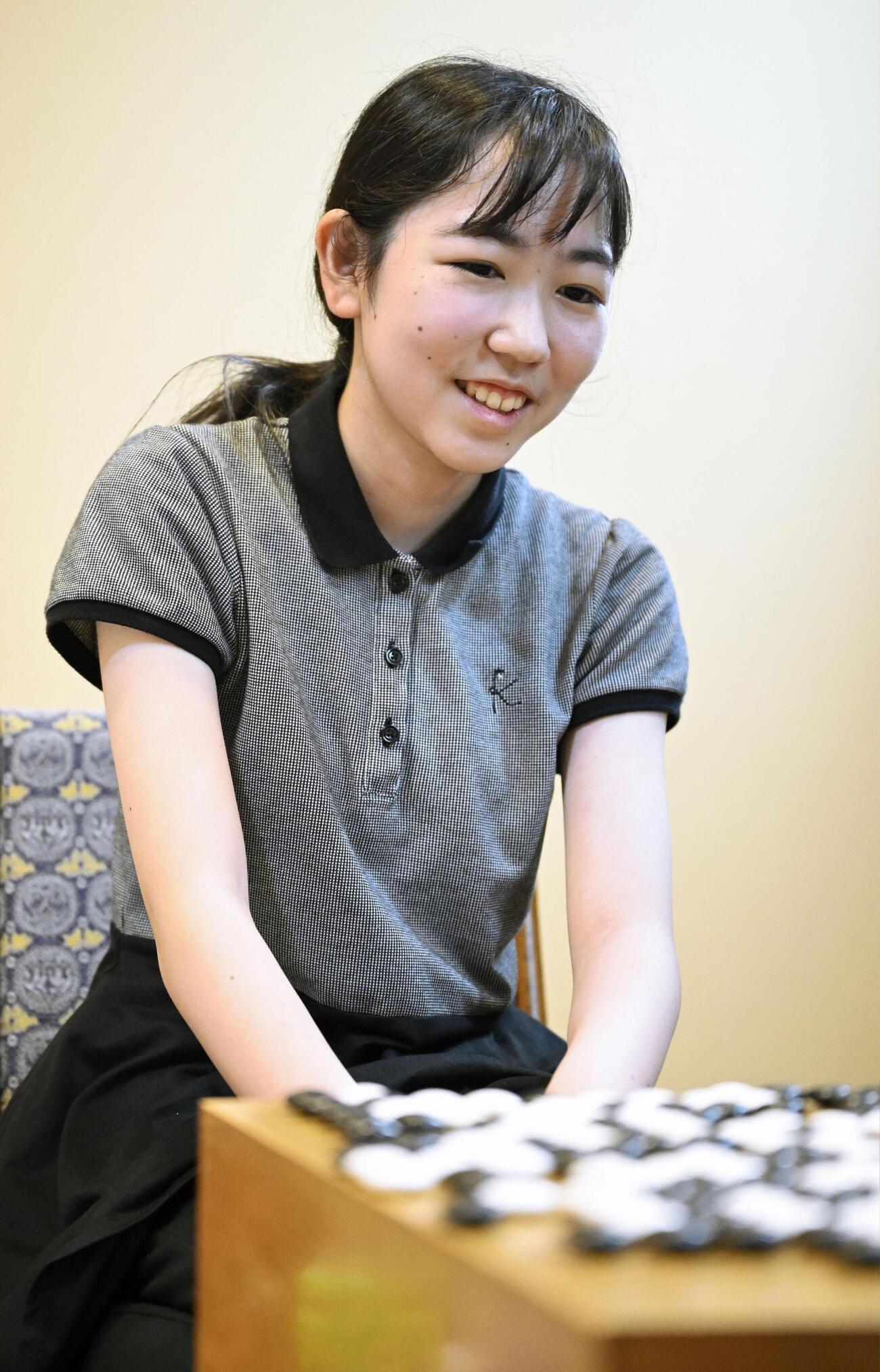 囲碁の第51期新人王戦で最年少優勝し、笑顔で対局を振り返る柳原咲輝二段（共同）