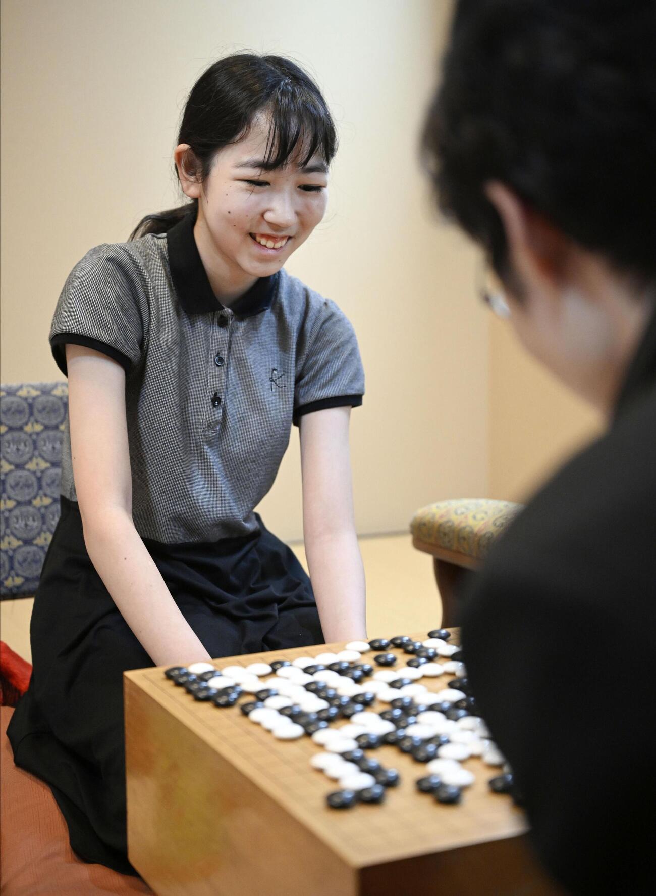 囲碁の第51期新人王戦で最年少優勝し、笑顔で対局を振り返る柳原咲輝二段（共同）