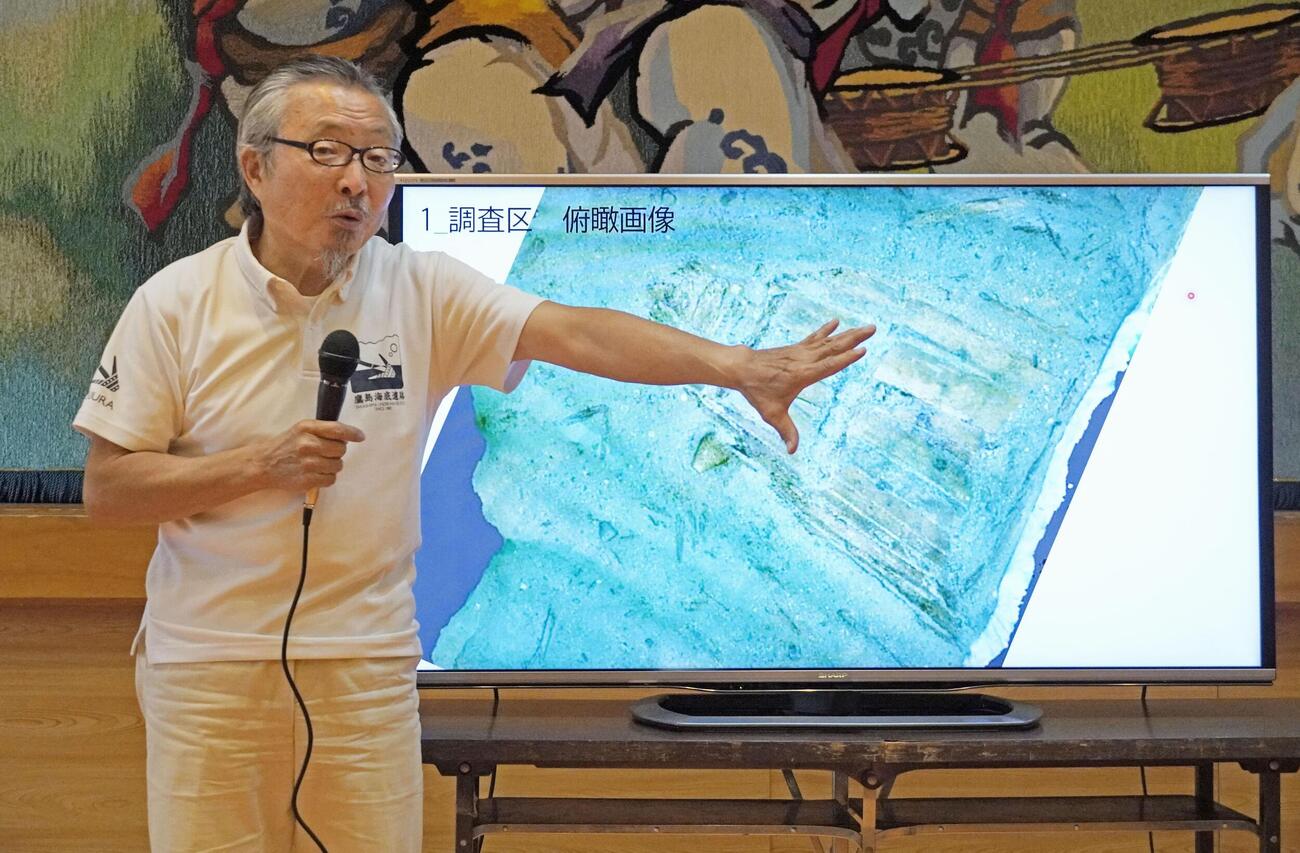 元寇船の調査について説明する国学院大の池田栄史特別招聘教授＝28日午前、長崎県松浦市
