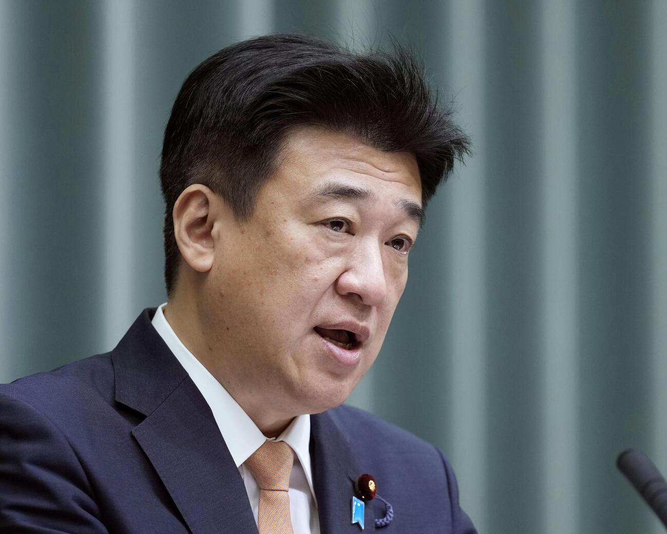 記者会見する木原官房長官（共同）
