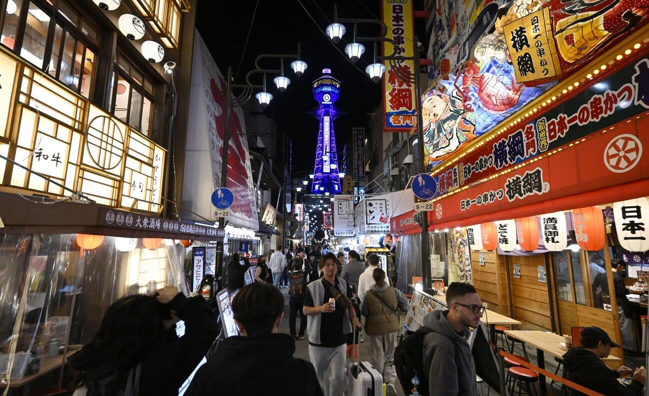 開業70周年を記念し、ライトアップされた通天閣＝28日夜、大阪市浪速区