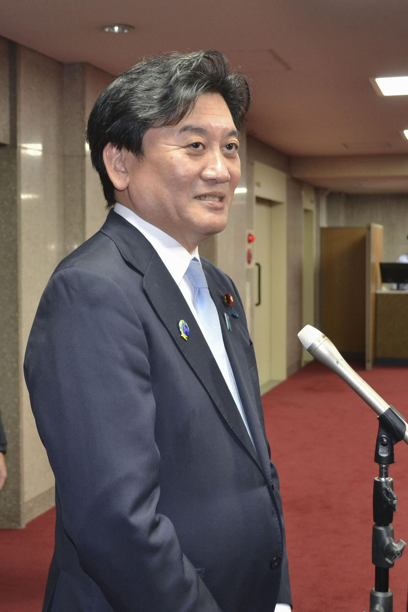 取材に応じる武部農相（共同）