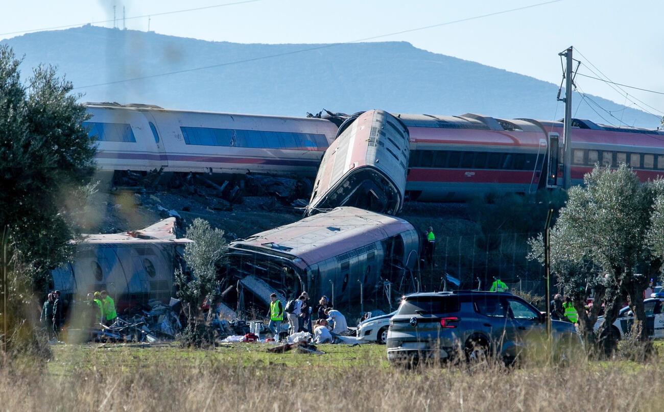 28日、スペイン・ウルダで発生した列車事故の現場で活動する救急隊員ら（AP＝共同）