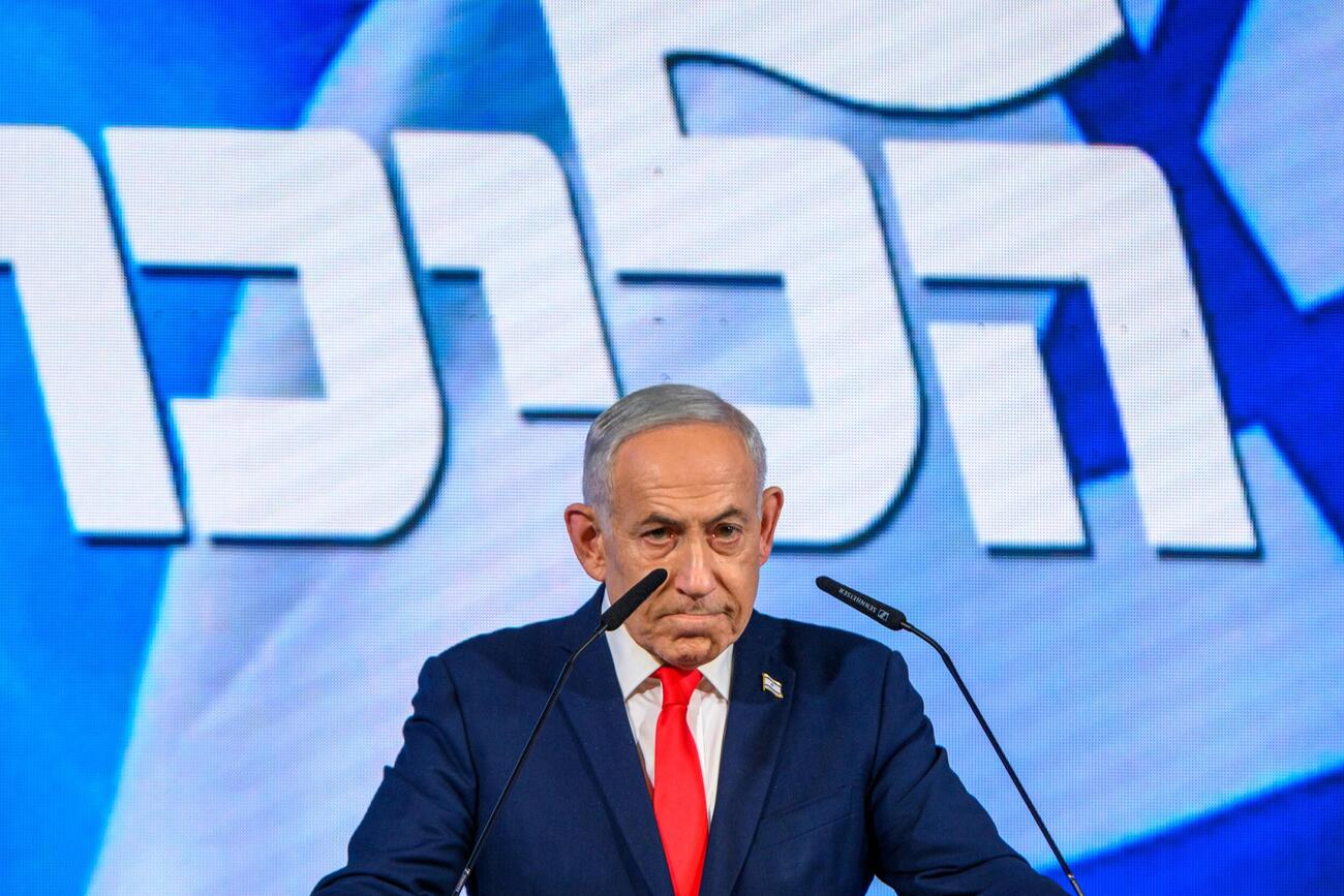 28日、エルサレムで支持者に演説するイスラエルのネタニヤフ首相（ゲッティ＝共同）
