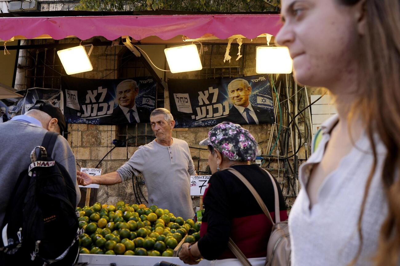 イスラエル総選挙の投票日から一夜明け、エルサレムの市場で買い物する人たち＝28日（共同）
