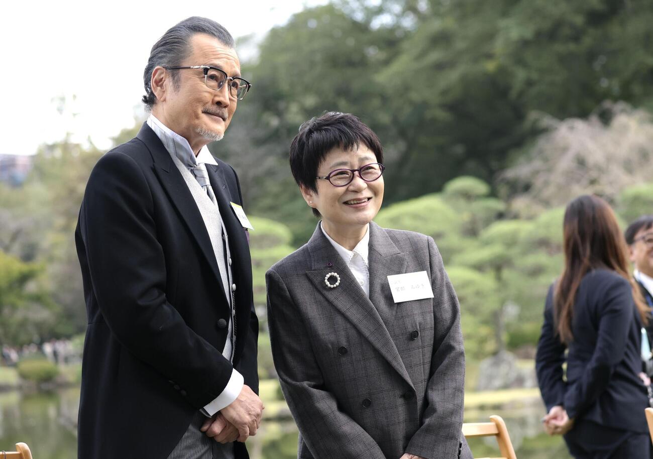 秋の園遊会で記念写真に納まる俳優の吉田鋼太郎（左）と作家の宮部みゆきさん＝29日午後、東京・元赤坂の赤坂御苑（代表撮影）(共同)