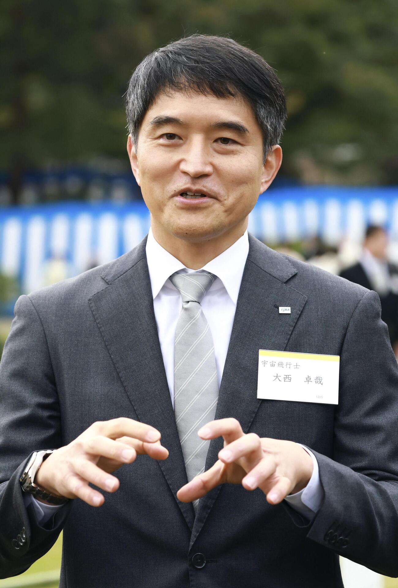 秋の園遊会で取材に応じる宇宙飛行士の大西卓哉さん＝29日午後、東京・元赤坂の赤坂御苑（代表撮影）(共同)