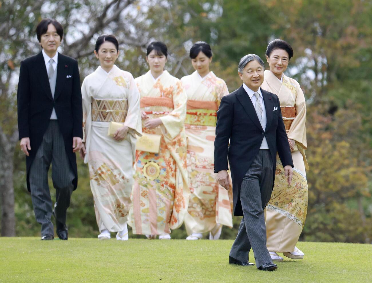 秋の園遊会に臨まれる天皇、皇后両陛下と秋篠宮ご夫妻、愛子さま、佳子さま（代表撮影）(共同)