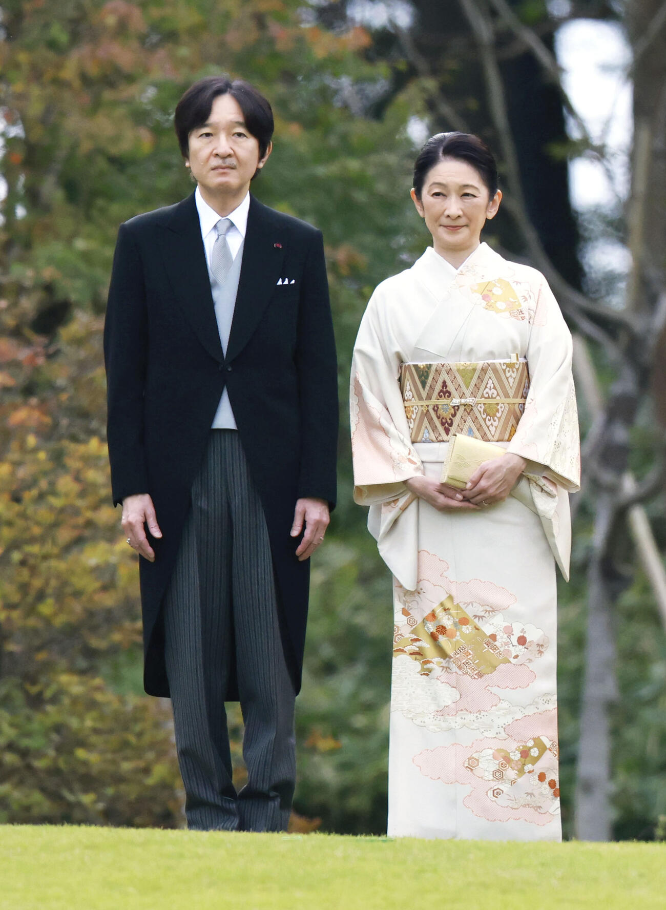 秋の園遊会に臨まれる秋篠宮ご夫妻＝29日午後、東京・元赤坂の赤坂御苑（代表撮影）(共同)