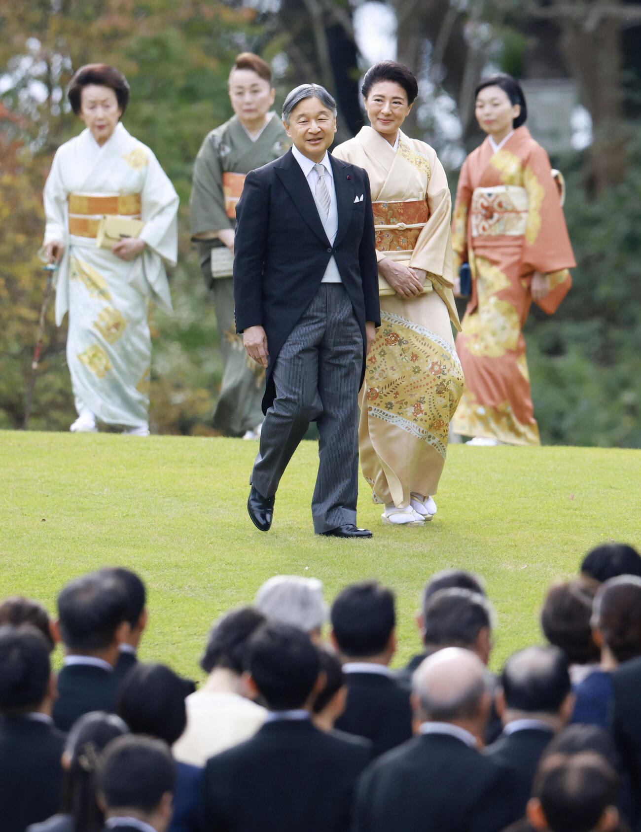 秋の園遊会に臨まれる天皇、皇后両陛下と皇族方＝29日午後、東京・元赤坂の赤坂御苑（代表撮影）(共同)