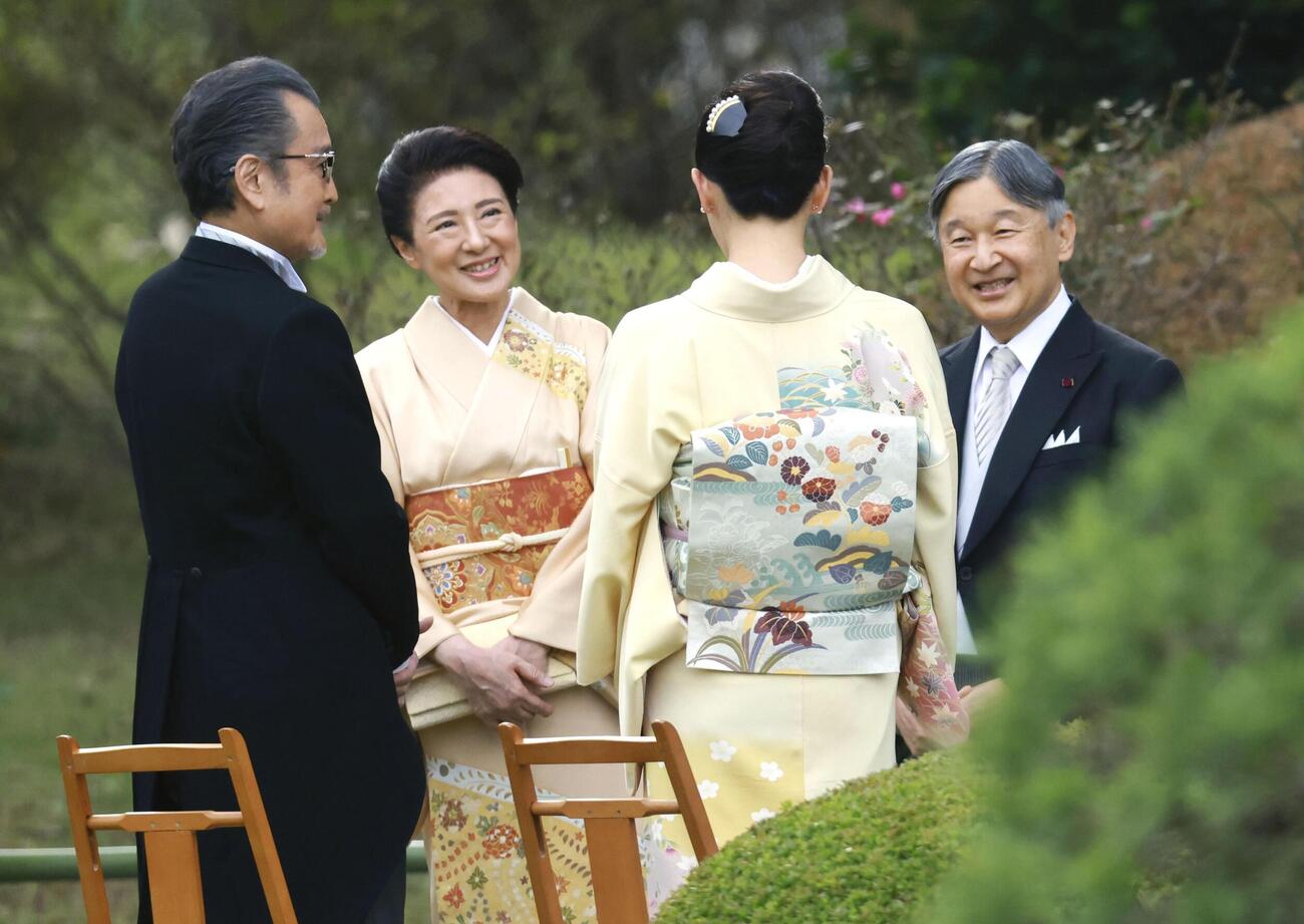 秋の園遊会で俳優の吉田鋼太郎らと歓談される天皇、皇后両陛下＝29日午後、東京・元赤坂の赤坂御苑（代表撮影）(共同)