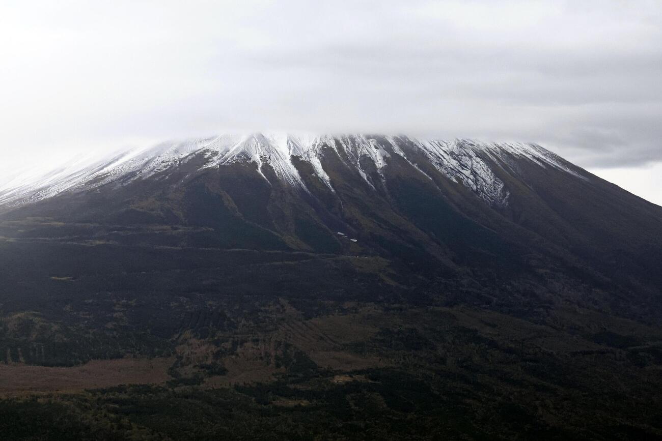 初冠雪した富士山＝30日午前10時19分（共同通信社ヘリから）
