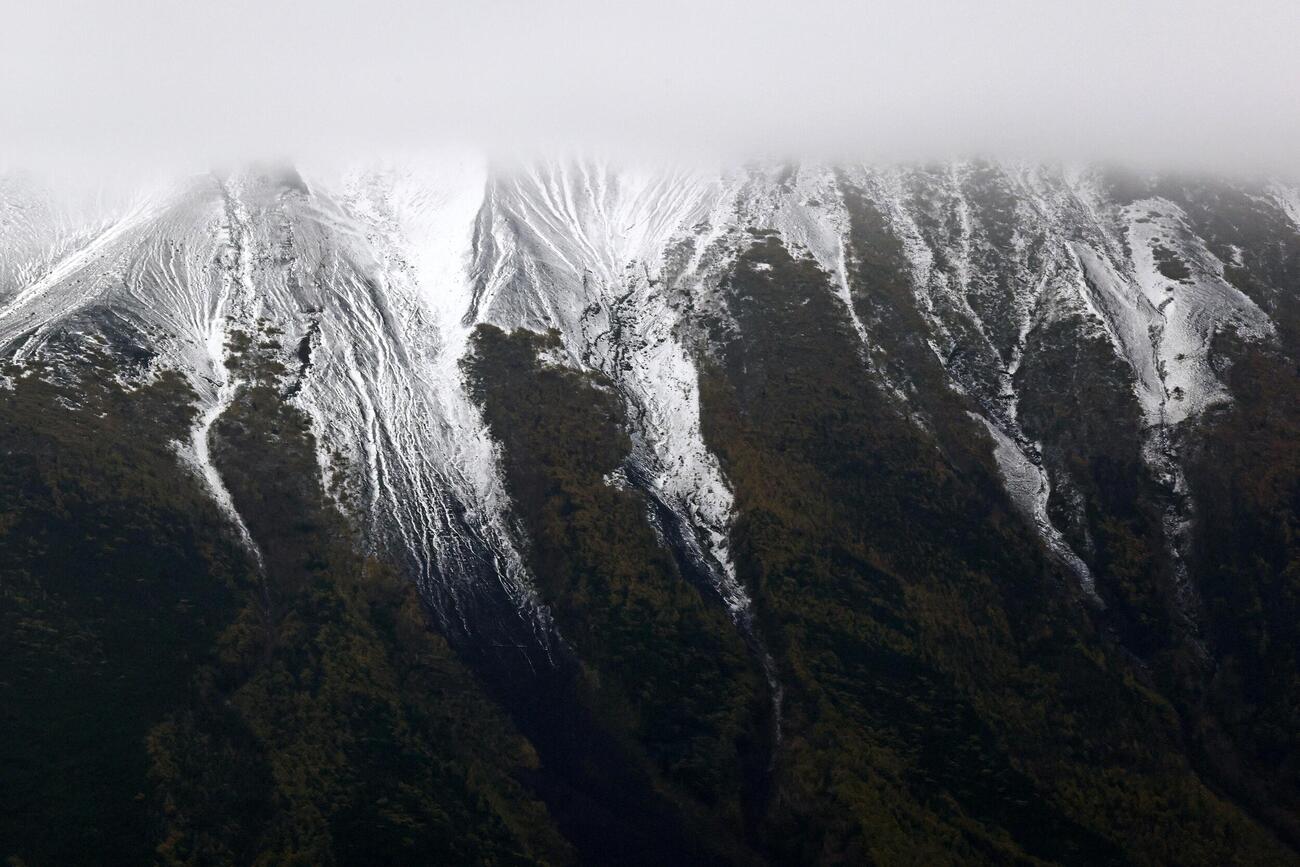 初冠雪した富士山＝30日午前10時19分（共同通信社ヘリから）