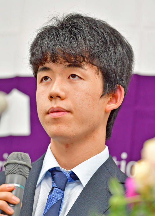 対局を終え会見に臨む藤井聡太四段（撮影・清水貴仁）