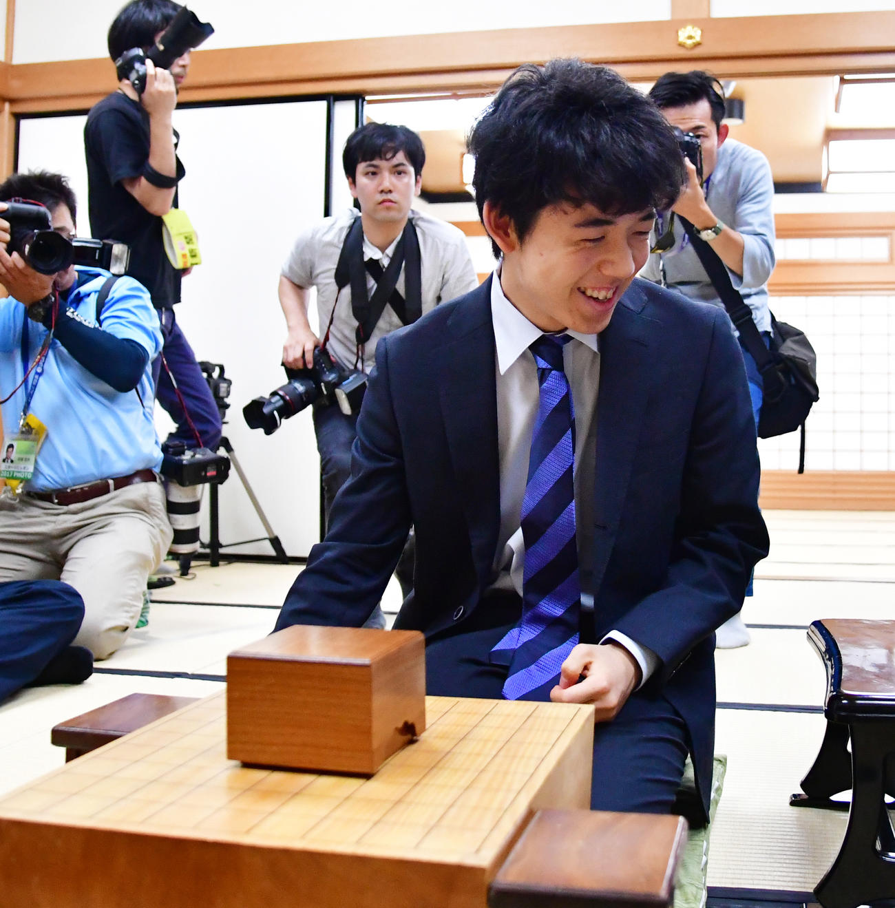 ２８連勝を飾り、笑顔で対局室から退室する藤井聡太四段（撮影・清水貴仁）