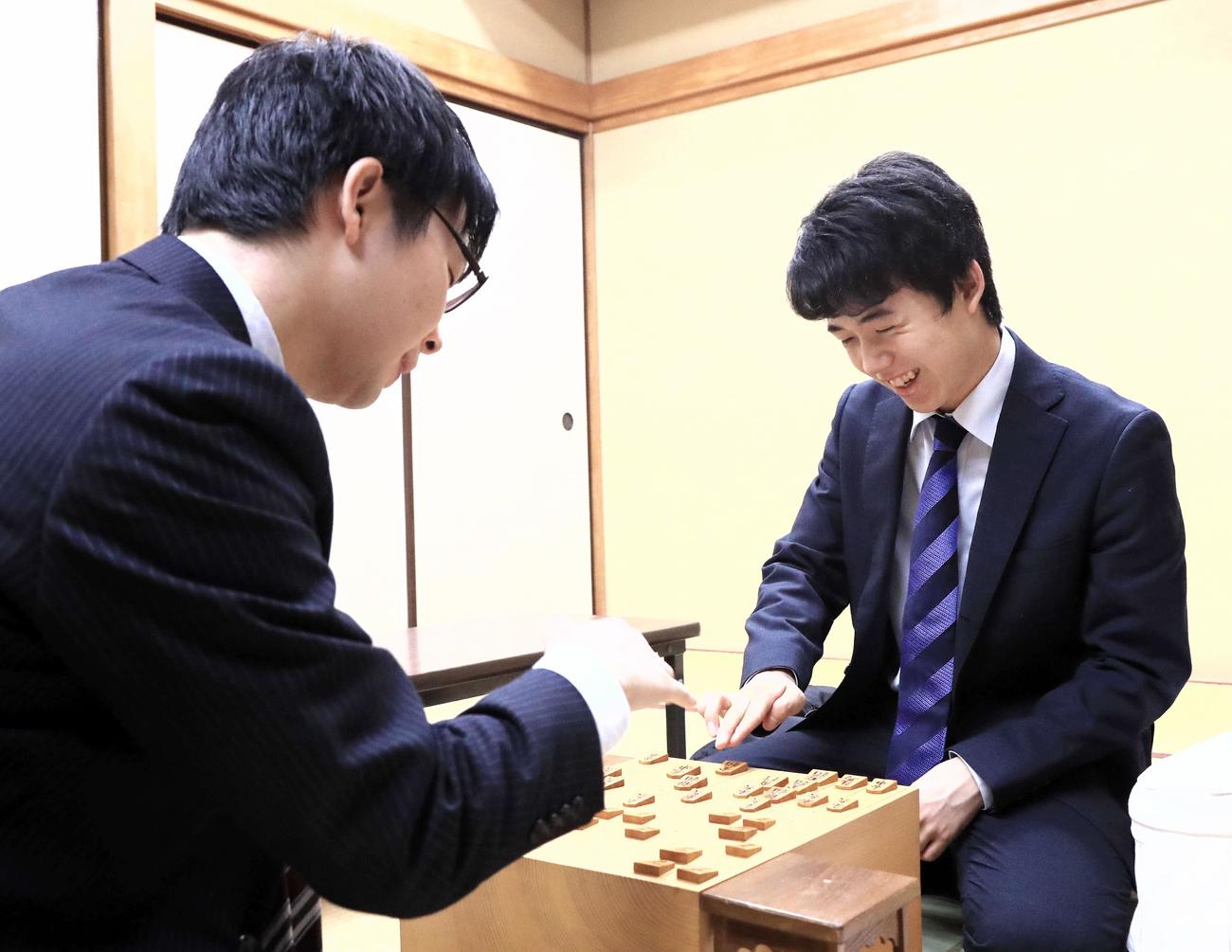 高見泰地五段（左）に勝利し感想戦で笑みを浮かべる藤井聡太四段（撮影・江口和貴）