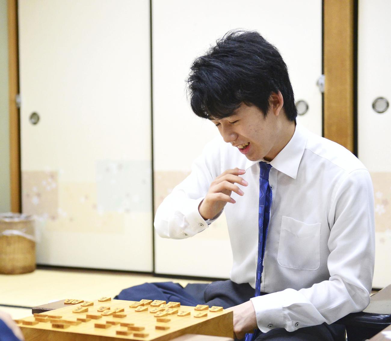 小林健二九段に勝利し感想戦を行い笑顔を見せる藤井聡太四段（撮影・伊藤航）