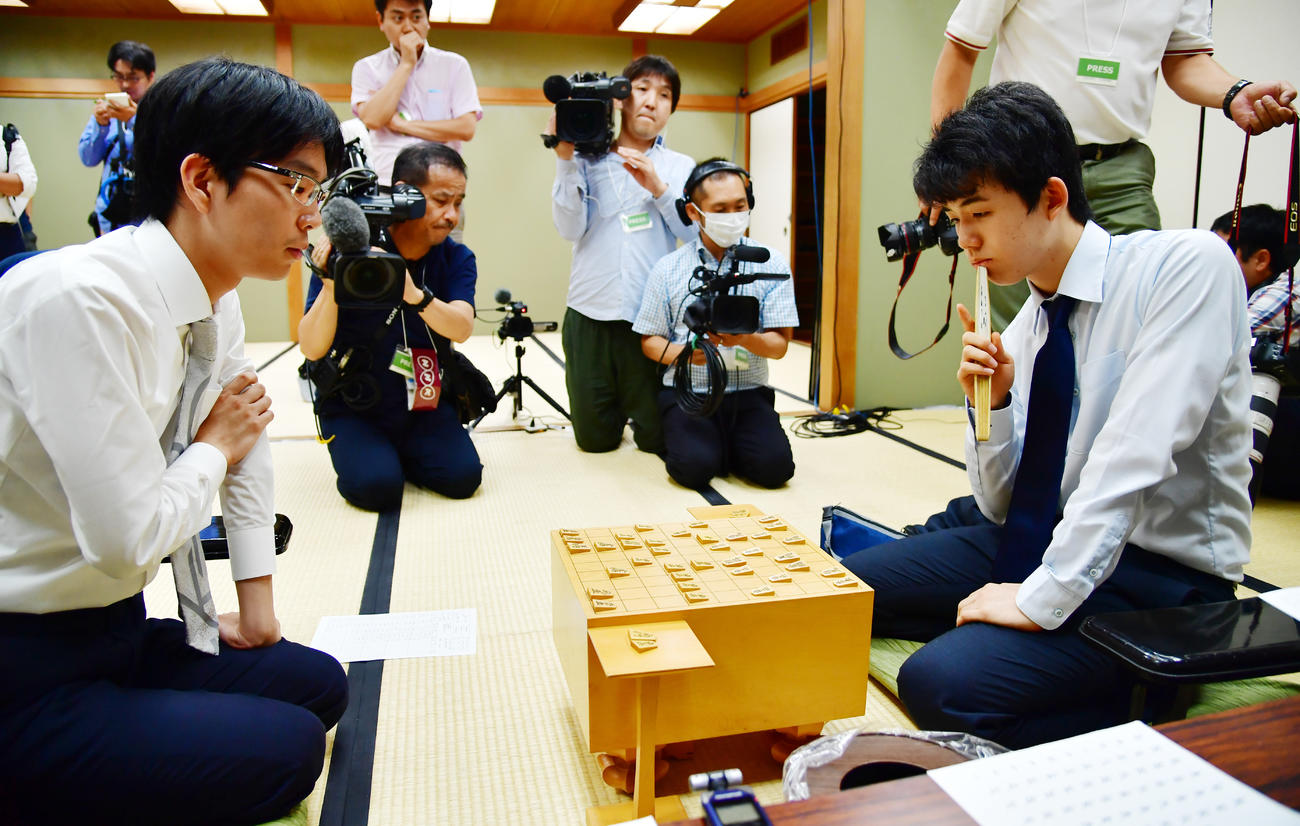 豊島将之八段（左）との対戦に敗れ感想戦を行う藤井聡太四段（撮影・清水貴仁）