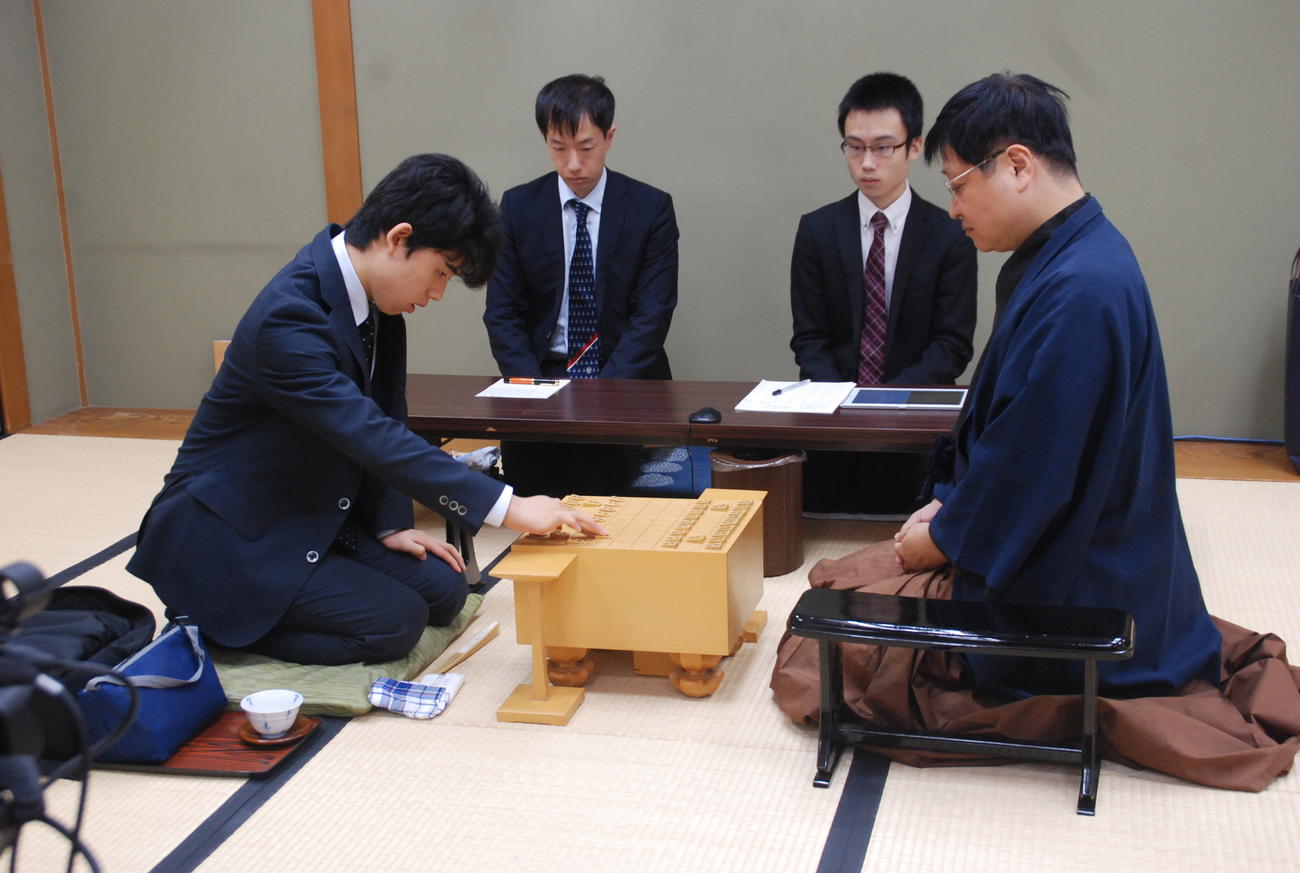 初手を指す藤井聡太四段（左）と小林健二九段（撮影・松浦隆司）