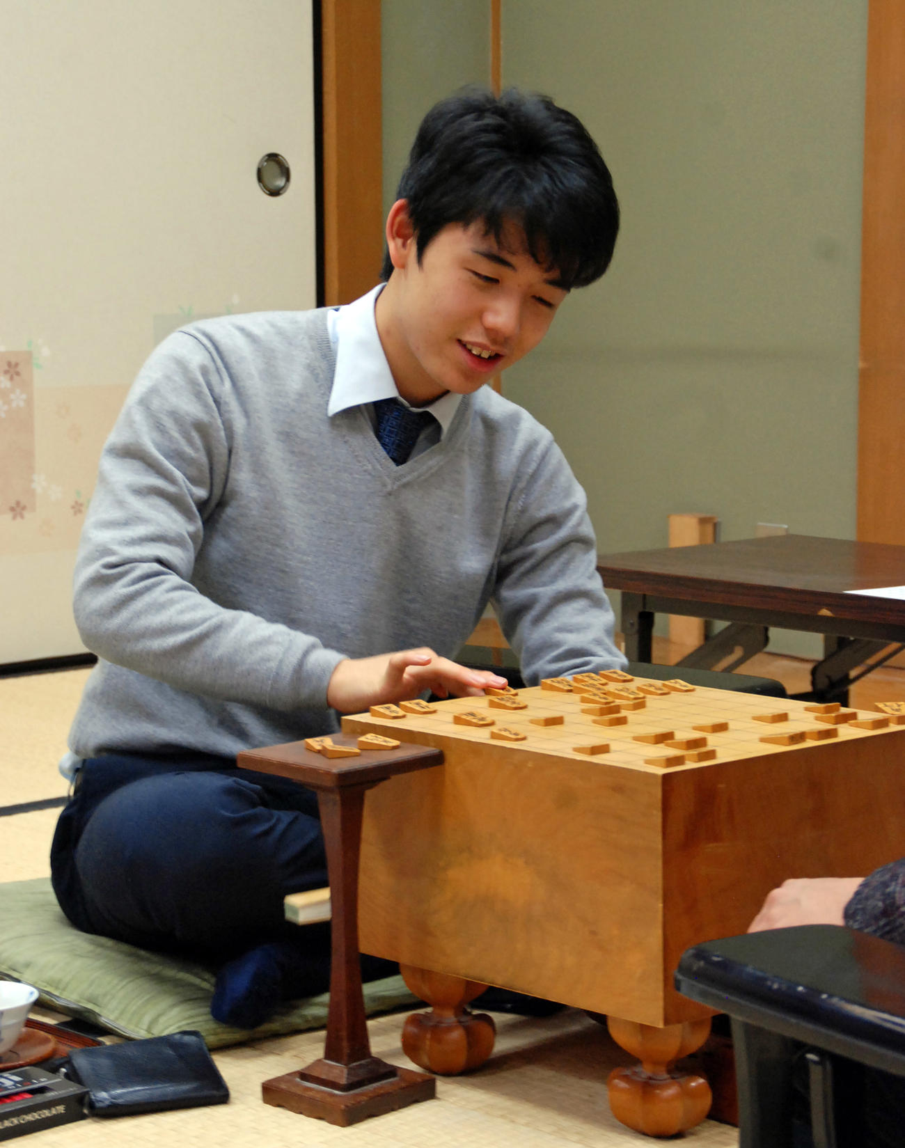 感想戦を行う藤井聡太四段（撮影・松浦隆司）