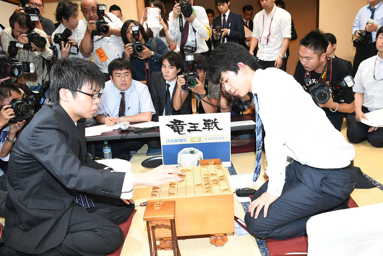 ２９連勝した藤井四段（右）は増田四段と感想戦を行う（撮影・山崎安昭）