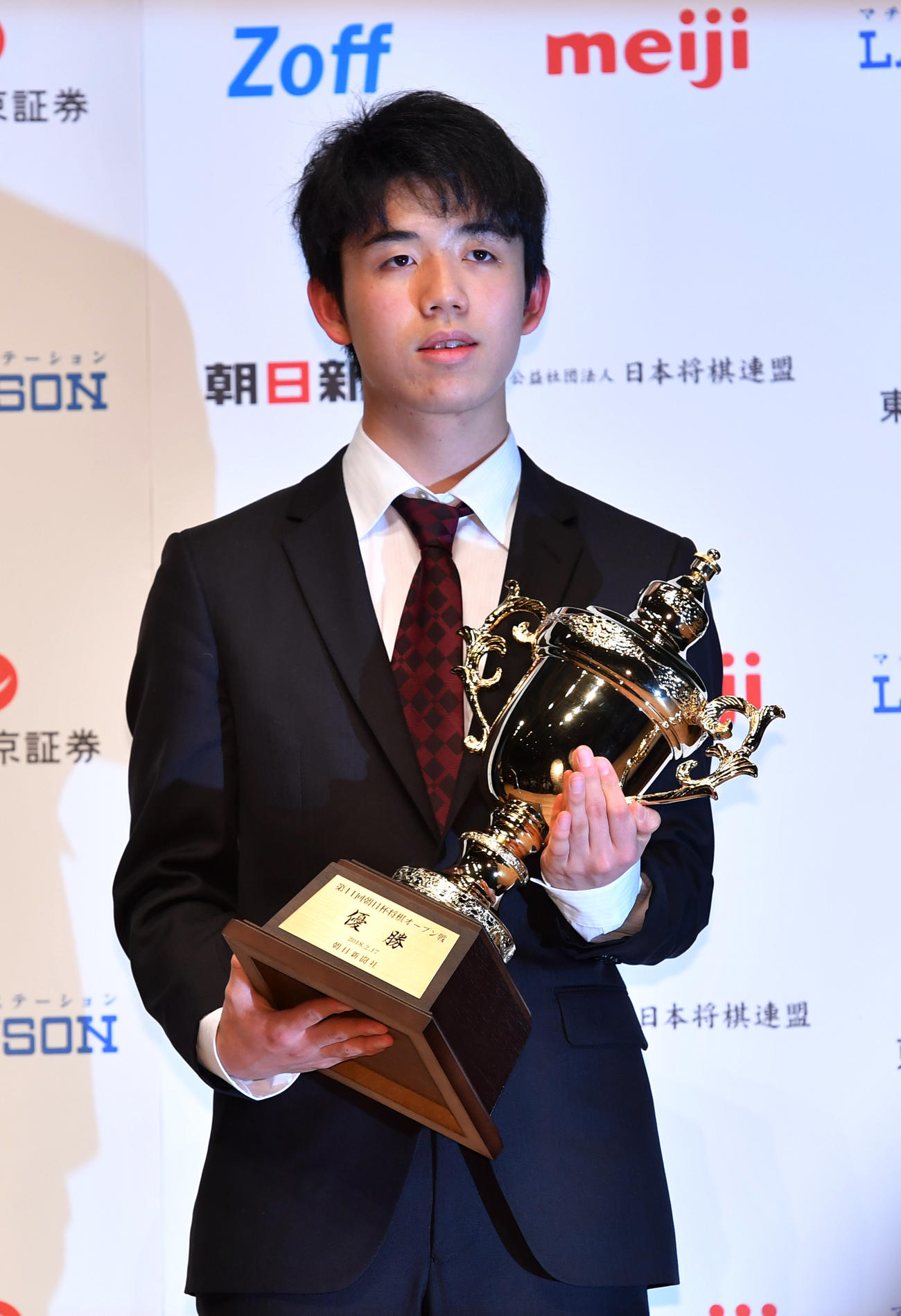 朝日杯将棋オープン戦で優勝しトロフィーを手にする藤井聡太新六段（撮影・柴田隆二）