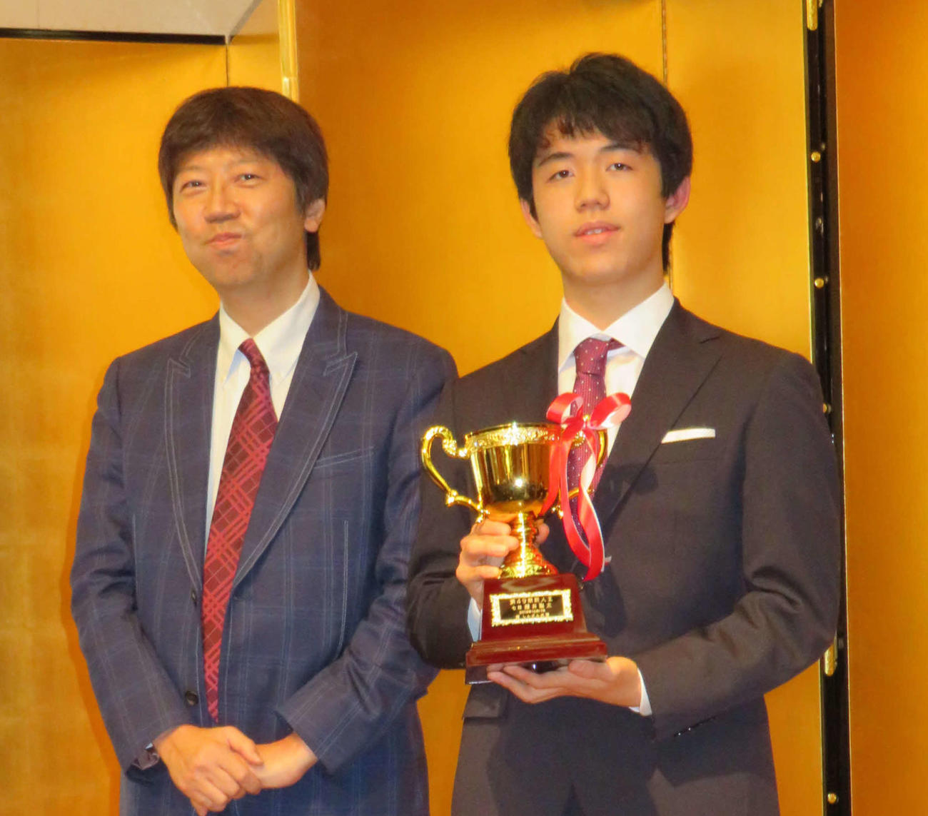 囲碁将棋新人王戦表彰式で、師匠の杉本昌隆七段（左）と記念撮影に応じる藤井聡太七段（2018年12月4日撮影）