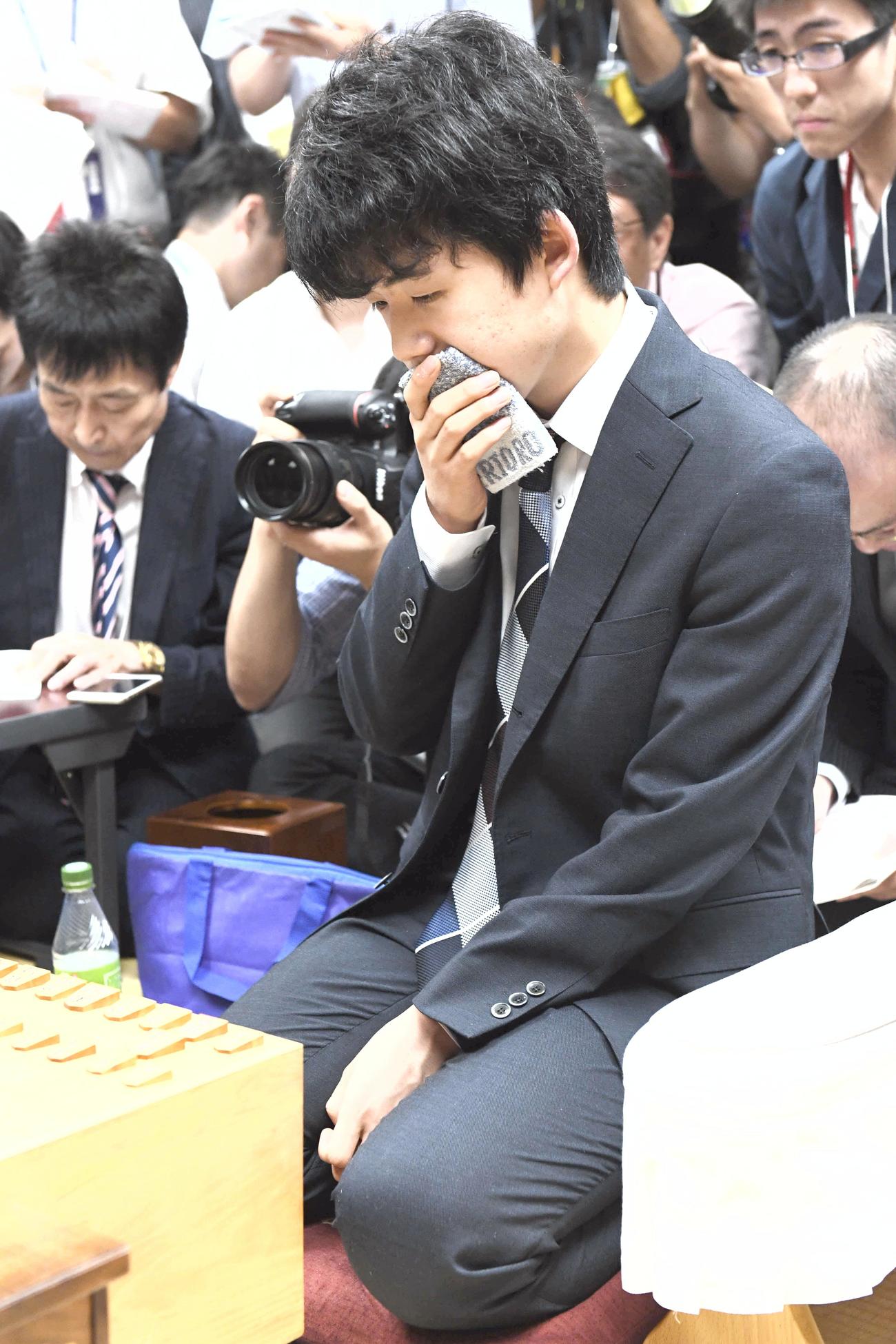 竜王戦決勝トーナメント２回戦で佐々木五段に敗れた藤井四段はハンカチで口元を抑える（撮影・鈴木みどり）