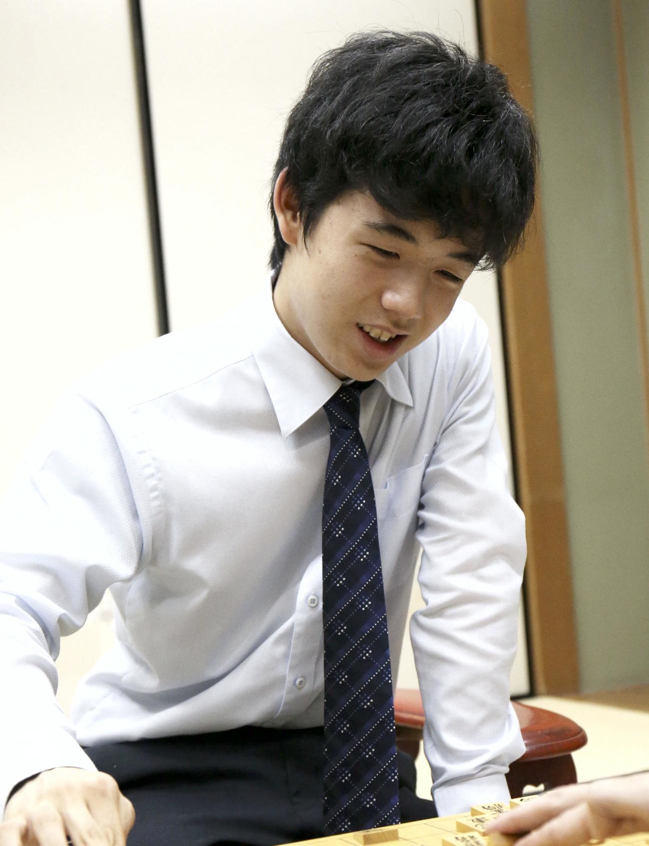 中田七段に勝利し感想戦を行う藤井四段（撮影・伊藤航）