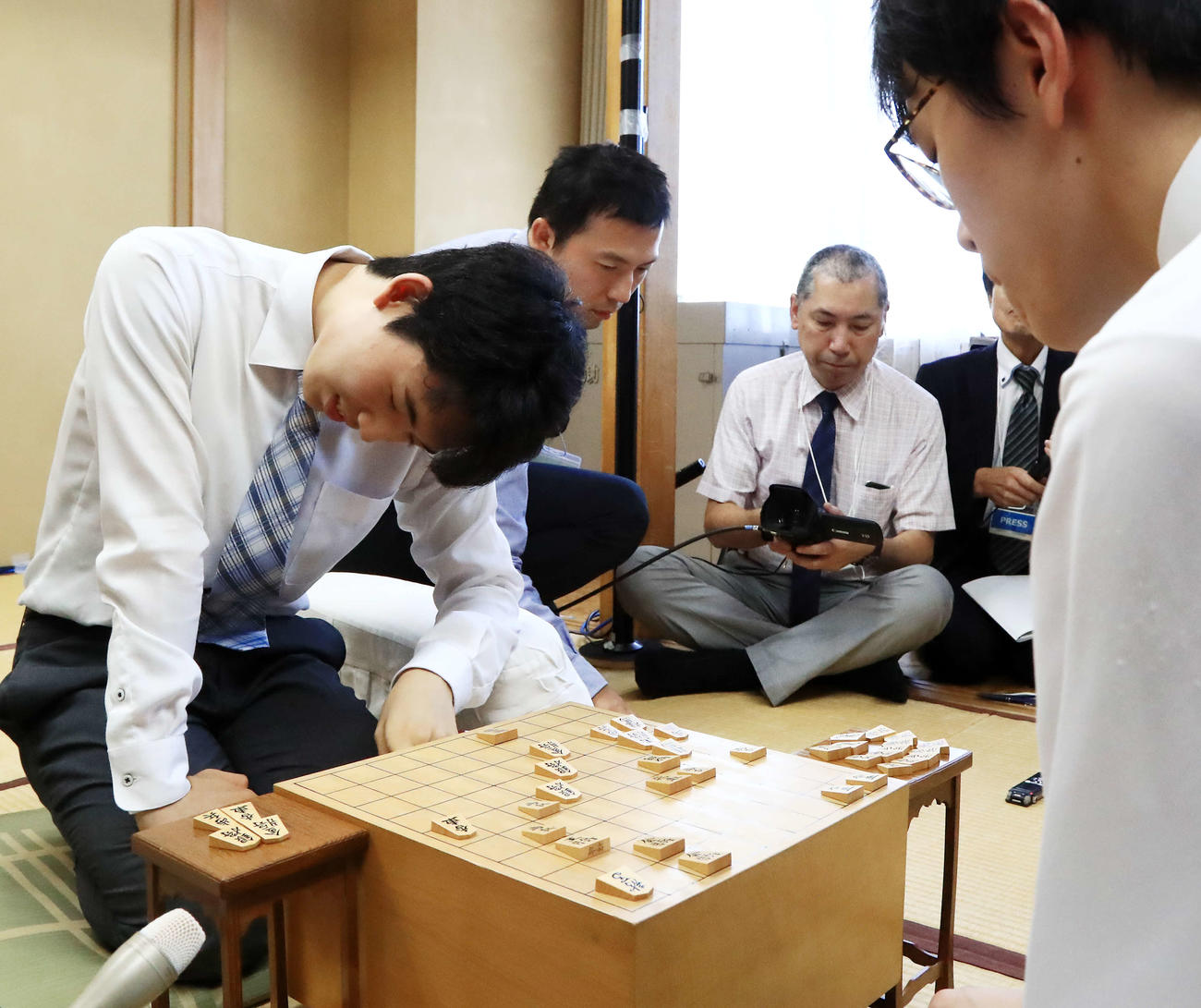 三枚堂達也四段（右）に敗れた藤井聡太四段は、感想戦中にもガックリと肩を落とす（撮影・江口和貴）