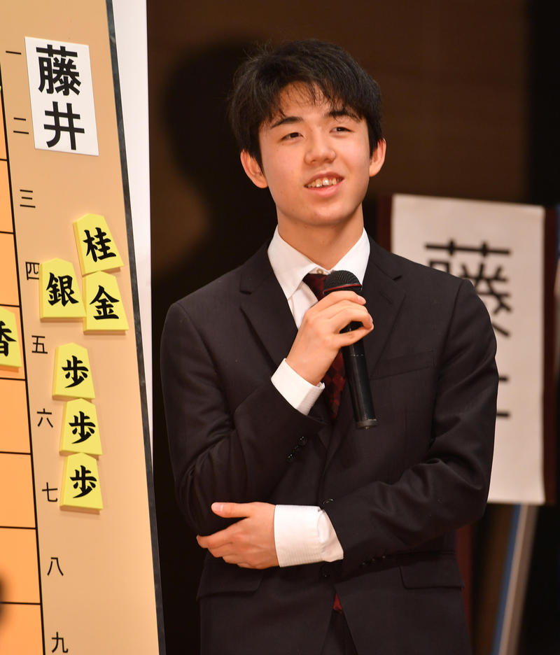 藤井聡太五段が史上最年少で公式戦初制覇 六段昇格 - 社会 : 日刊スポーツ