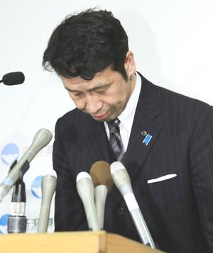 県議会議長に辞表を提出し、記者会見で謝罪する新潟県の米山隆一知事（共同）