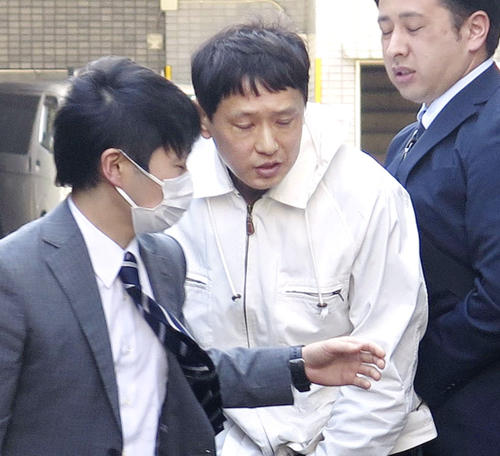 警視庁赤羽署に入る藤井康成容疑者（中央）（共同）