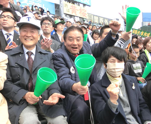 東邦アルプスへ応援に駆けつけた河村たかし名古屋市長（中央）