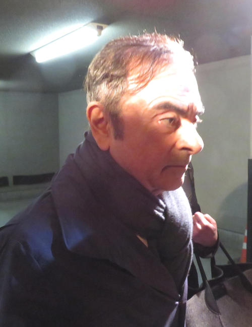 ３日、都内の弁護士事務所から出るカルロス・ゴーン被告（撮影・村上幸将）