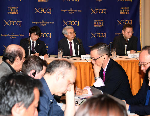 外国特派員協会で、ゴーン被告再逮捕について「暴挙だ、強く抗議する…」と会見する弘中惇一郎弁護士（撮影・酒井清司）