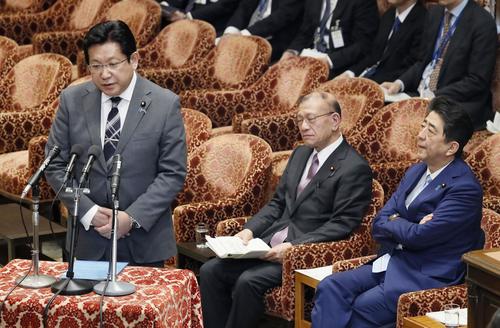 衆院内閣委で、自身の発言を撤回し陳謝する塚田一郎国交副大臣（左）を見つめる安倍首相（共同）
