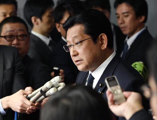 国交副大臣の辞表を提出し、記者に囲まれる塚田一郎氏（共同）